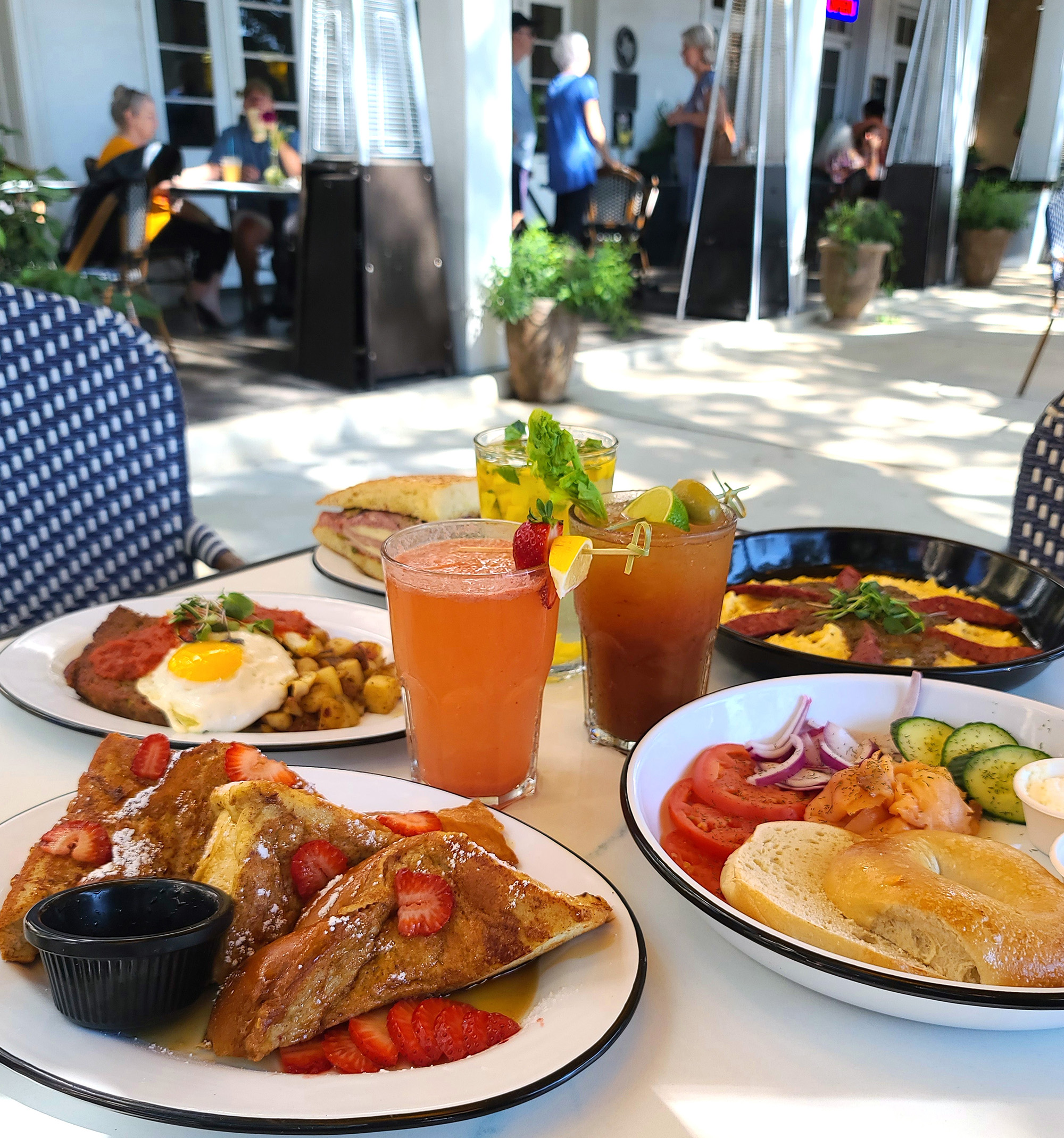 Brunch_on_the_patio_at_The_Mess_Around_New_Braunfels_Tx